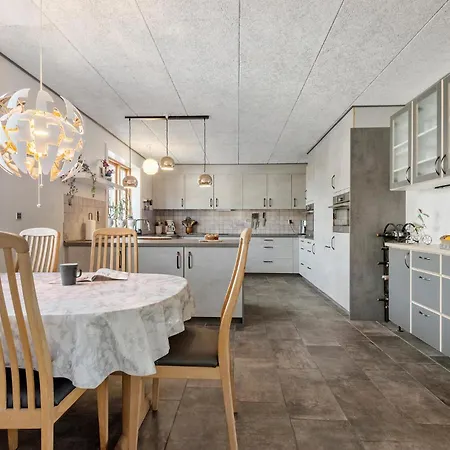 2 Bedroom Amazing In Casa de Férias