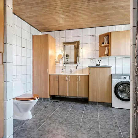 2 Bedroom Amazing In Casa de Férias